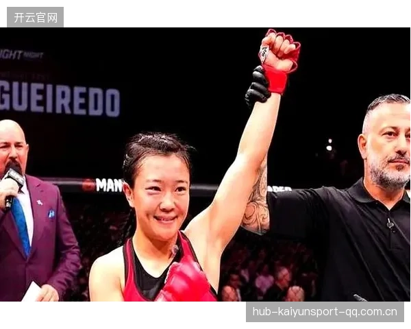 UFC锁技瞬间成立，对手拍地投降：极致瞬间的搏击艺术