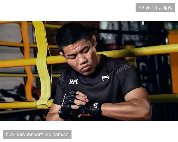 UFC血战震撼：断头台制服对手，求饶瞬间点燃赛场热血！